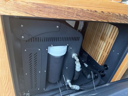 Chiller bay and filter housing